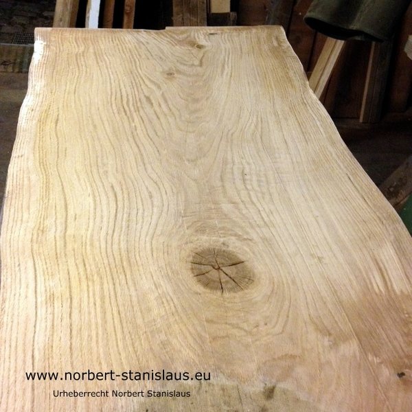 Individuelle Tischplatte aus Altholz